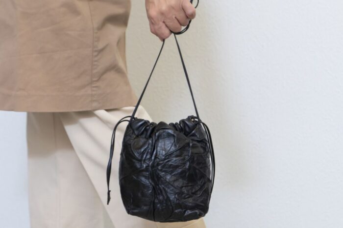 borsa-a-sacchettino-in-pelle-nera-plissettata.jpg