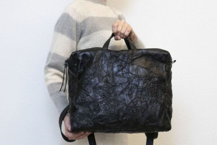 zaino-squadrato-in-pelle-stropicciata-colore-nero.jpg