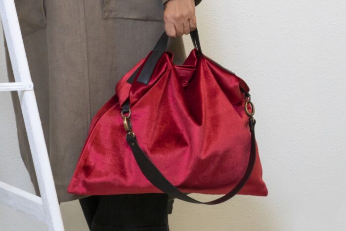 orizzonti-shopping-bag-in-vellulto-e-pelle-colore-rosso.jpg