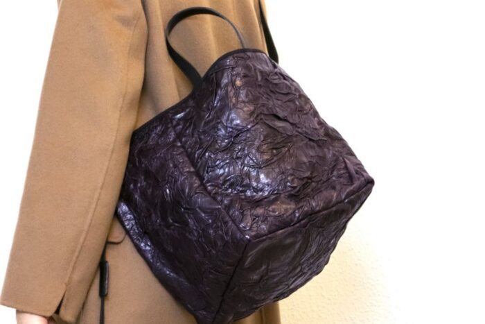 borsa-tracolla-in-pelle-stropicciata-colore-prugna.jpg