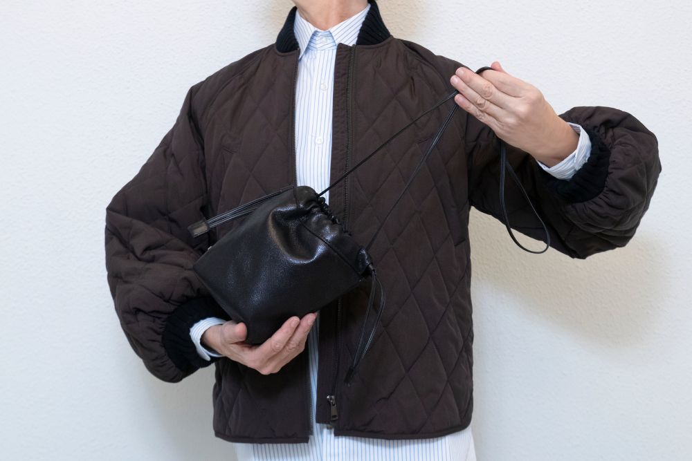 mall-bag-in-pelle-laminata-nera-di-paola-simeone