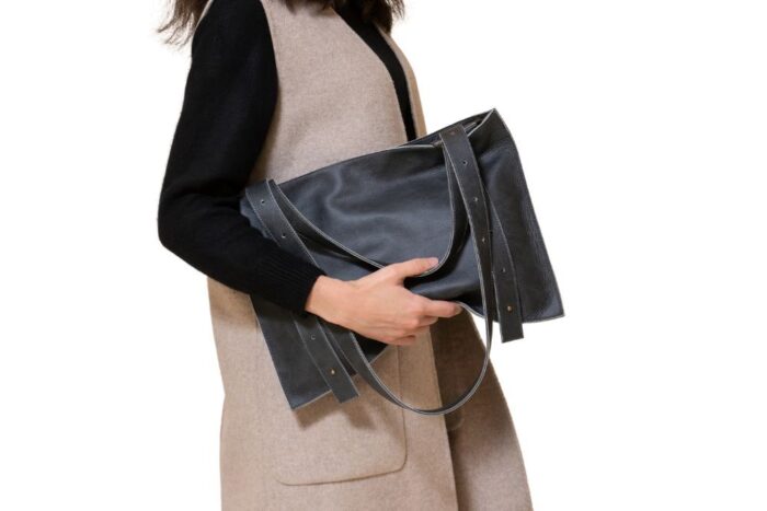 messenger-bag-in-pelle-nera