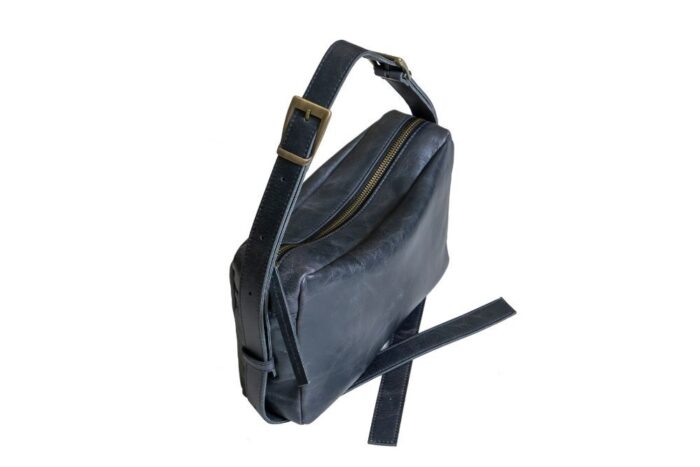 borsa-a-spalla-con-tracolla-in-pelle-colore-blu