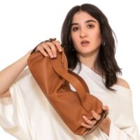 borsa-artigianale-in-colore-cuoio-estate-2025-paola-simeone