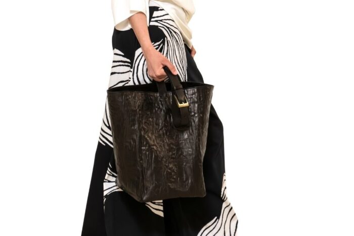 borsa-maxi-secchiello-in-pelle-effetto-stropiccitao-colore-nero
