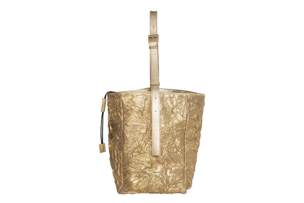borsa-secchiello-con-manico-regolabile-in-pelle-dorata