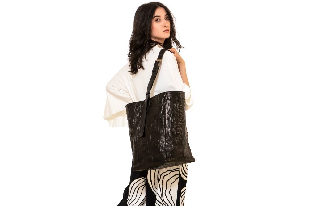 borsa-secchiello-in-pelle-stropicciata-nera