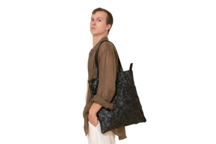 SHOPPER STROPICCIO – borsa in pelle stropicciata colore nero - immagine 4