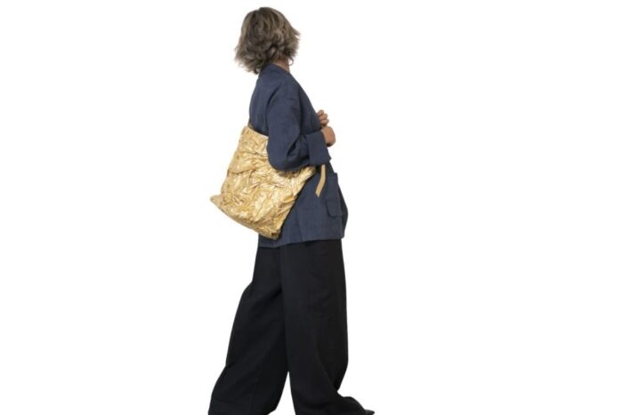 maxi-borsa-a-tracolla-in-pelle-dorata-effetto-stroicciato