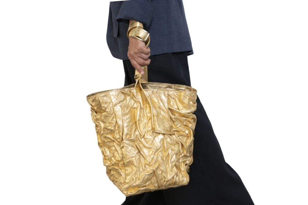 maxi-borsa-secchielo-in-pelle-stropicciata-colore-oro