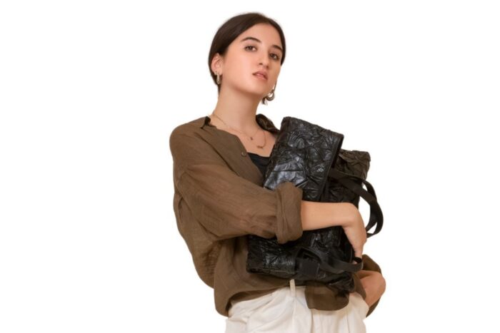 SHOPPER STROPICCIO – borsa in pelle stropicciata colore nero - immagine 2