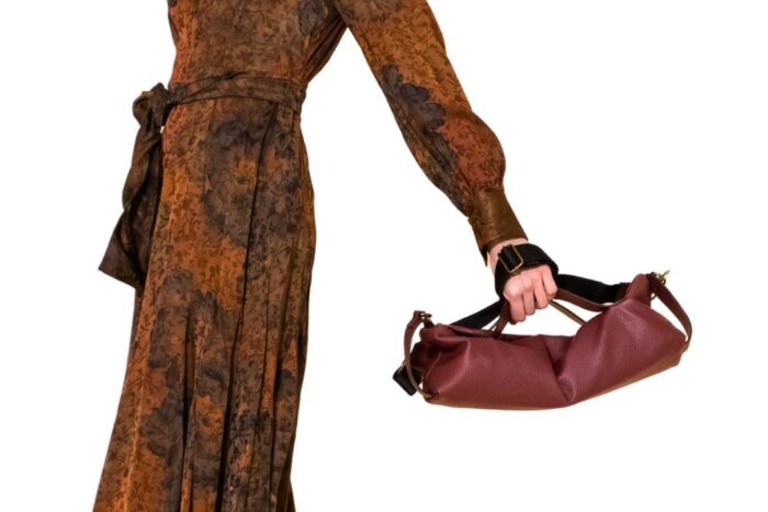 bassotto-borsa-in-pelle-a-mano-con-tracolla-regolabile-colore-bordeaux