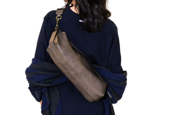 bassotto-borsa-in-pelle-trasformabile-a-tracolla-e-a-mano-colore-piombo