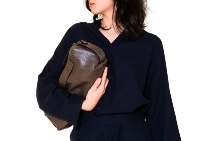 maxi-pochette-in-pelle-inverno-2025-colore-fumo-di-londra