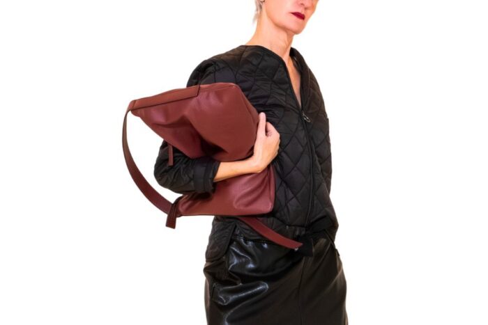 tote-in-pelle-bordeaux-con-spallaccio-a-spalla-ai-25-26