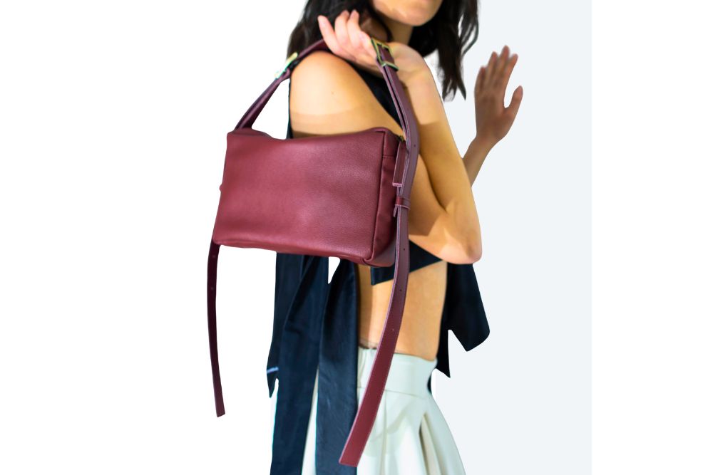 borsa-tracolla-regolabileartigianale-in-pelle-colore-bordeaux