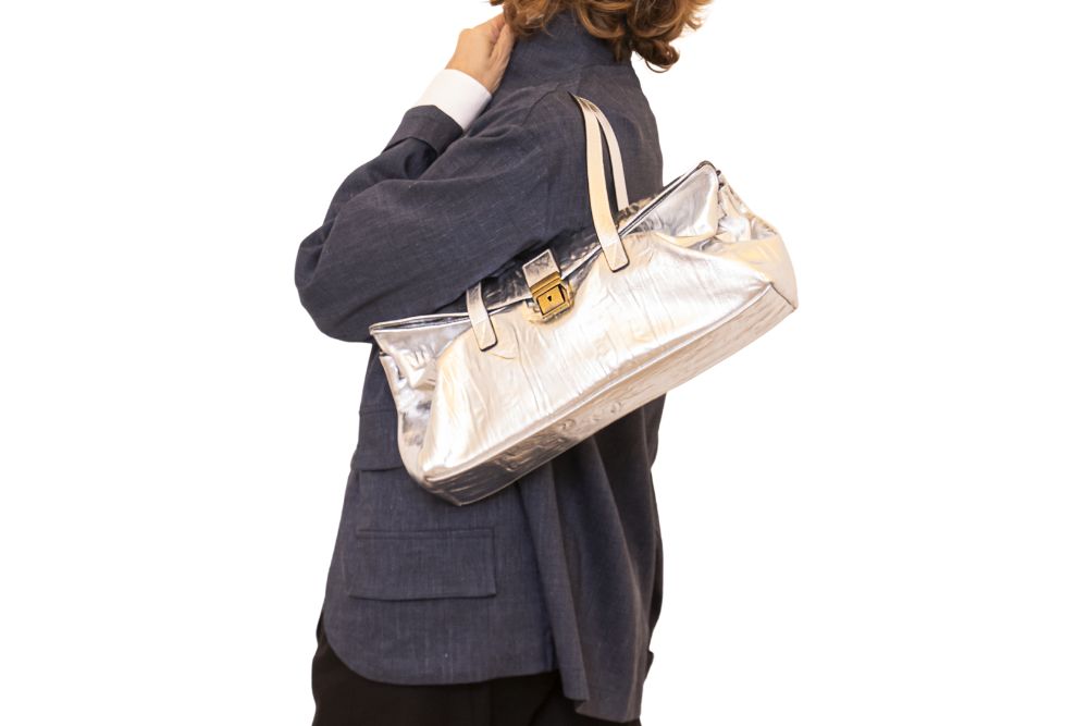 baguette-maxi-in-pelle-argento-increspato