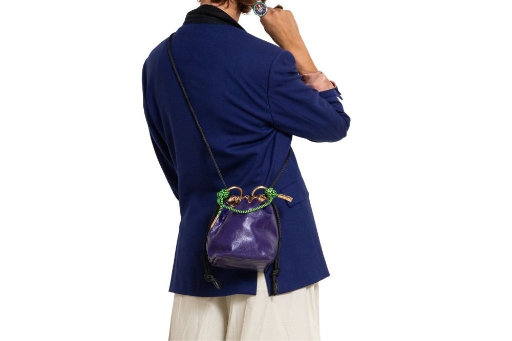 borsa-a-sacchetto-pelle-viola-design-compatto