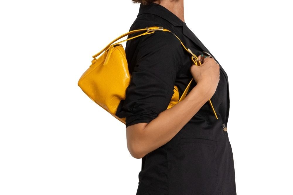 borsa-in-pelle-gialla-maniglia-a-mano