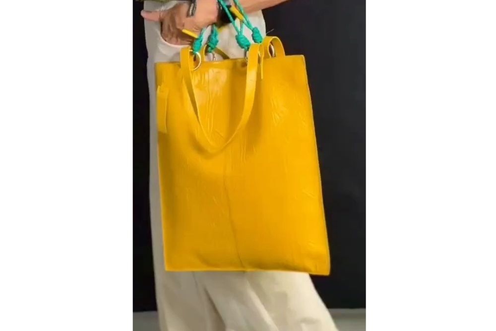 SHOPPER MAXI – shopping bag in pelle increspata colore giallo - Image 4