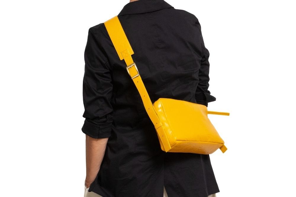paola-simeone-borsa-tracolla-pelle-increspata-gialla