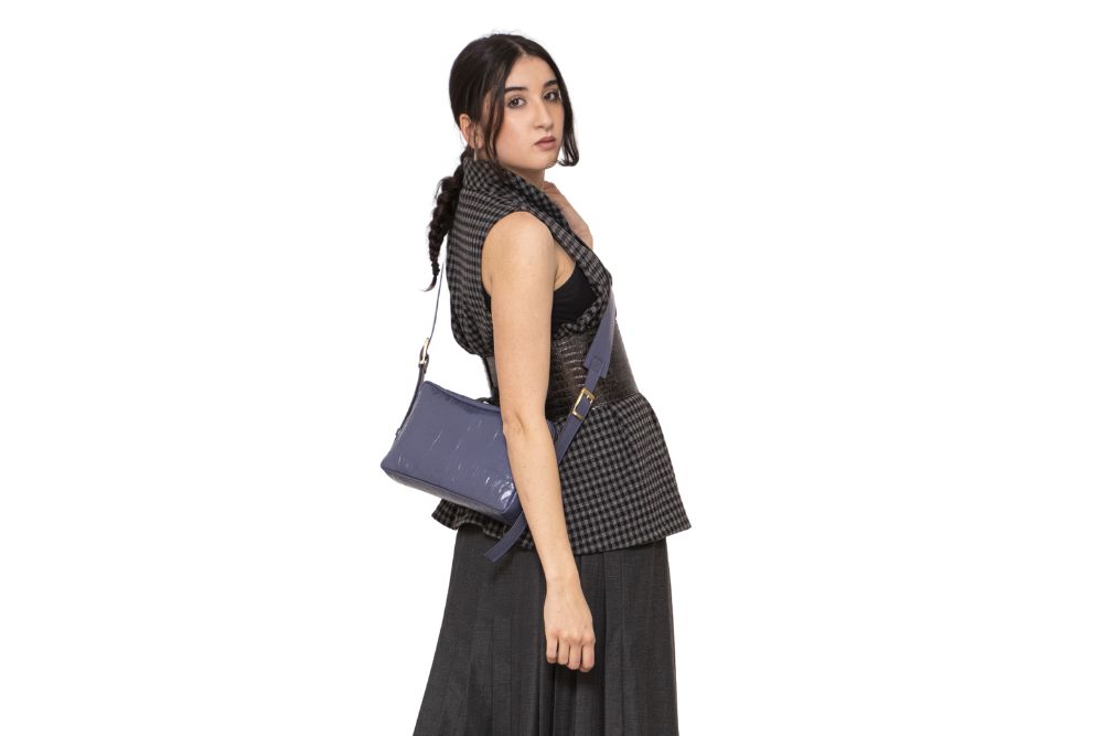 TASCAPANE – borsa a tracolla larga in pelle increspata colore grafite - immagine 4